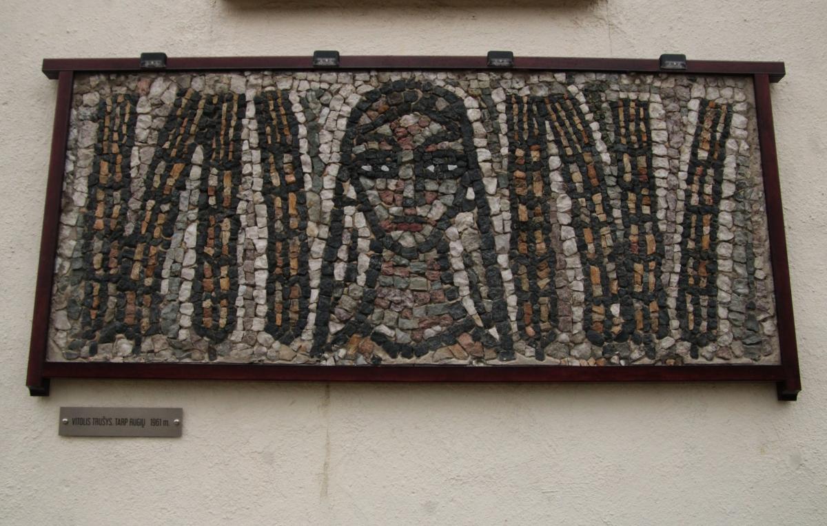 Dailininko Algimanto Vitolio Trušio mozaika „Tarp rugių“ Pušaloto miestelyje, Pušaloto seniūnijoje